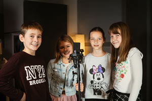 Kinder singen ihre Lieblingssongs in der Singfactory