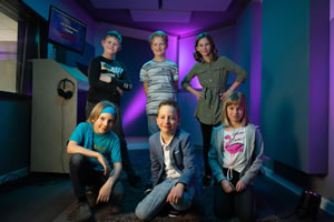 Kinder sind happy ueber die Aufnahme in der Singfactory