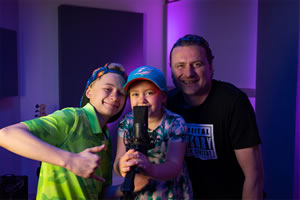 Papa mit Kindern Kindergeburtstag in der Singfactory